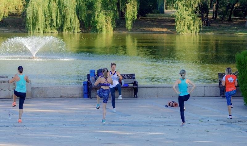 5 Essential Tips for Seniors to Enhance Communication and Spatial Awareness in Group Exercise Classes