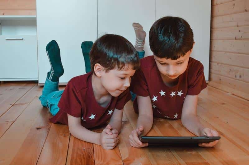 the tablet, kids, boys