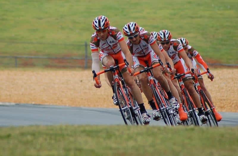 How to Support Your Cyclist Partner at Races: 4 Essential Steps for Beginner Spectators