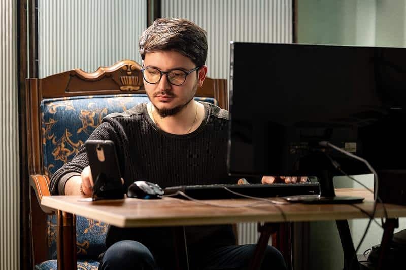 male, internet, freelancer